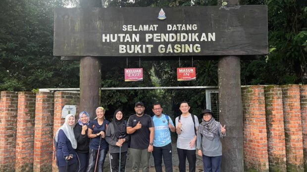 Penulis (dua dari kanan), dekan (tiga dari kanan), dan peserta di kaki Bukit Gasing, Petaling Jaya sebelum memulakan pendakian