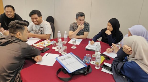 Staf sokongan jabatan turut fokus menyiapkan tugasan bengkel