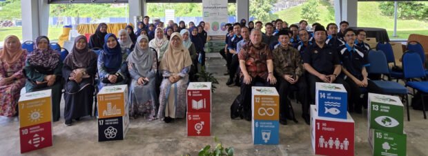 Peserta dan sukarelawan di penghujung program