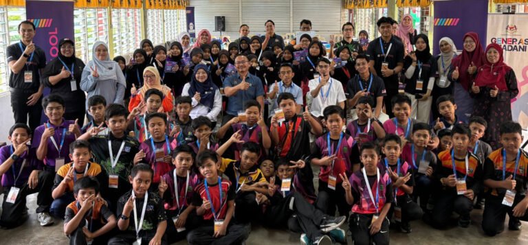 Prof Adib (duduk tiga dari kanan) bersama murid-murid dan tetamu di penghujung program